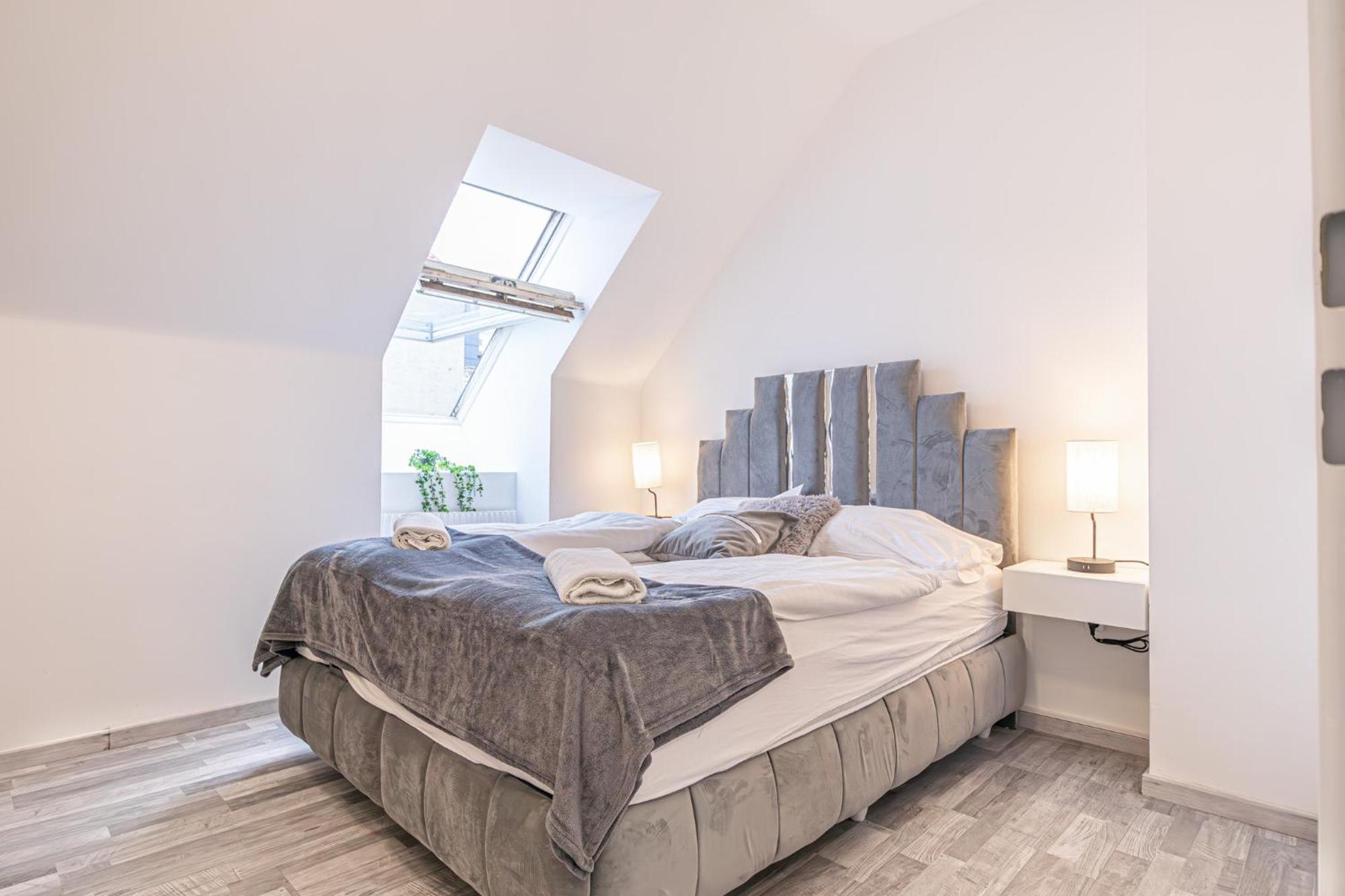 Apartment Lovely 2br & 1lr In The Heart Of *